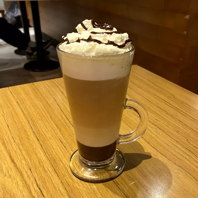 Latte con diseño de tulipa sobre una barra