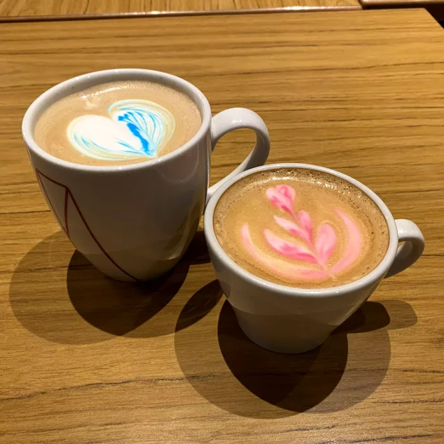 Café servido en taza de cerámica con espuma sedosa