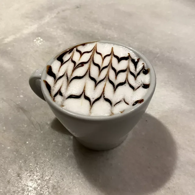 Espresso con crema dorada recién extraído