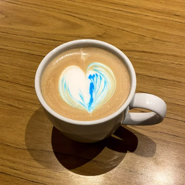 Flat white con diseño de corazón