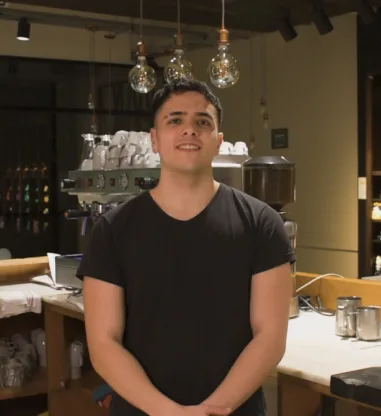 Nicolás Castro, instructor del curso, preparando un café